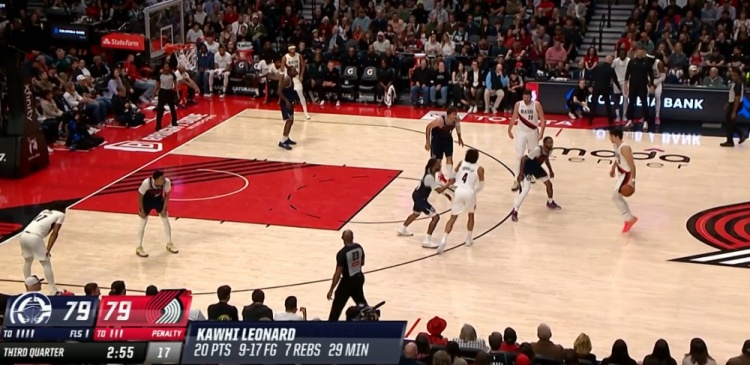 开云APP-连续57场了！伦纳德自投自抢翻身跳投再次拿到20+